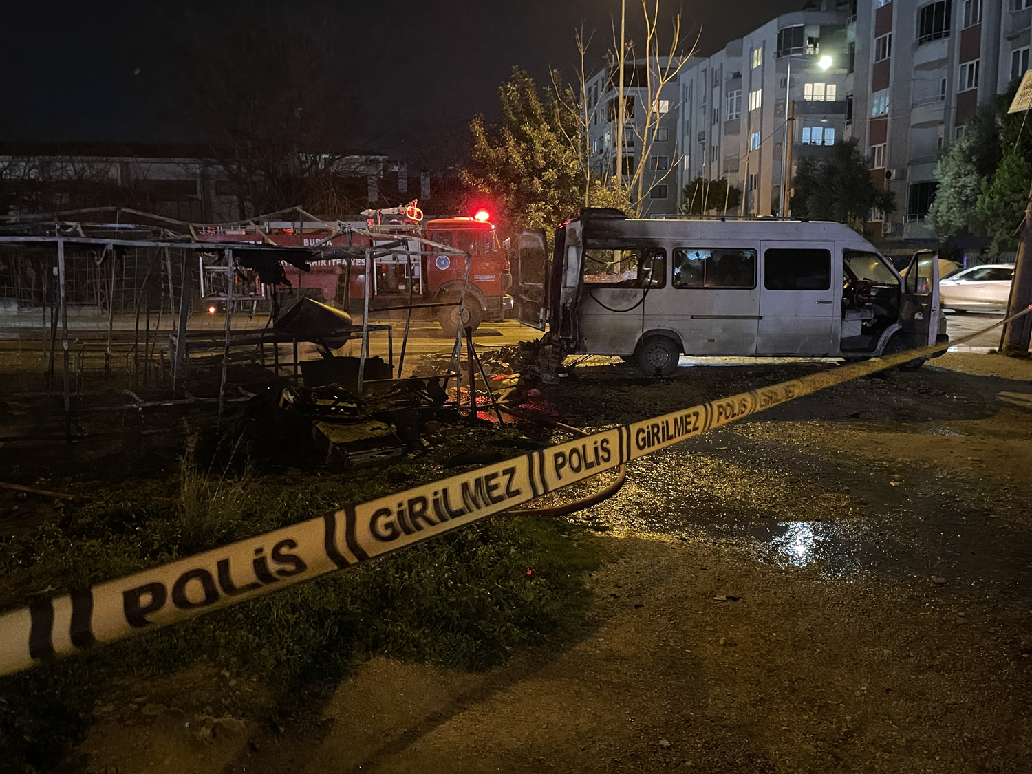 Bursa'da ekipleri seferber eden yangın: Baraka ve minibüs küle döndü