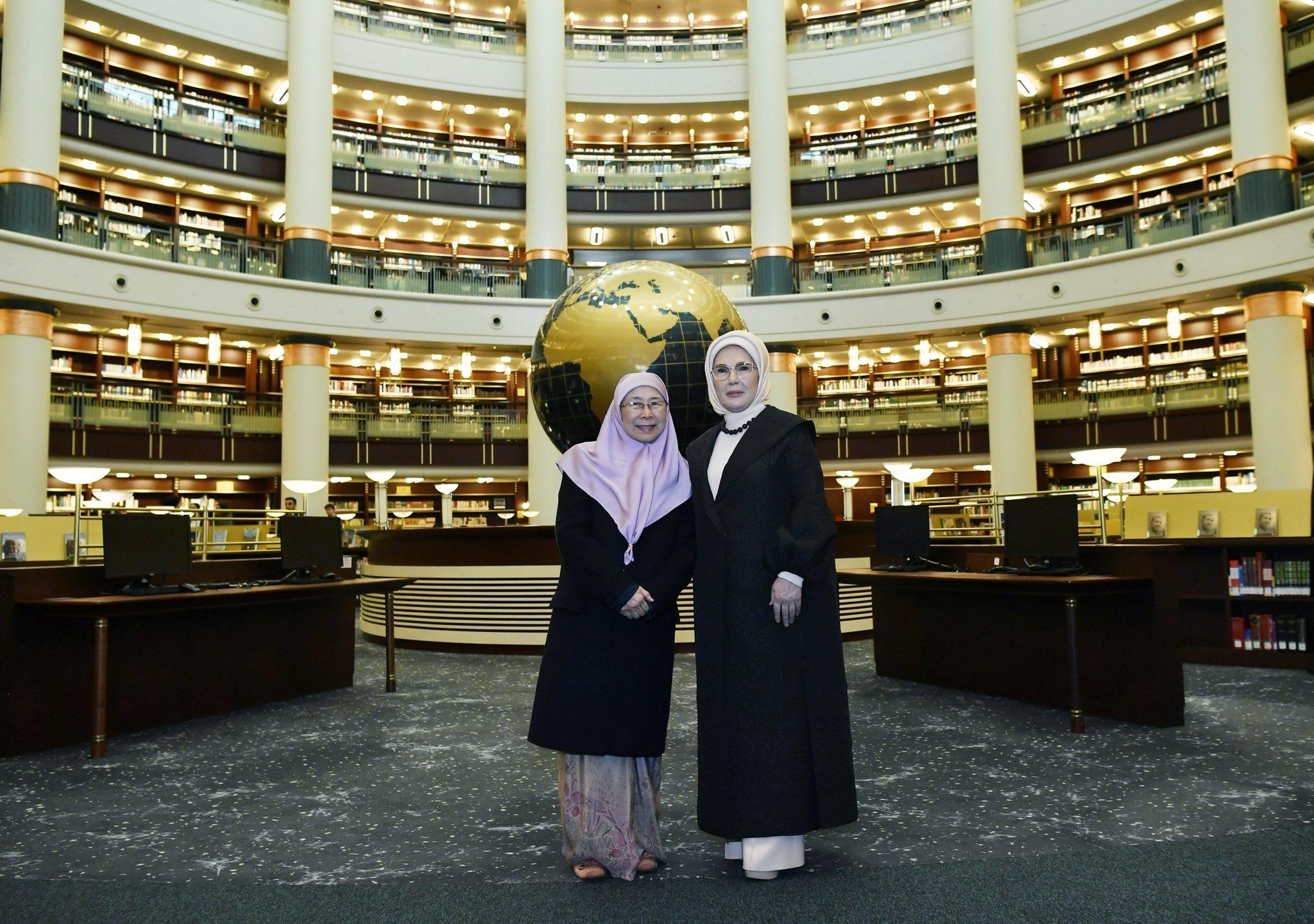Emine Erdoğan, Malezya Başbakanı'nın eşi Wan Azizah İsmail ile bir araya geldi