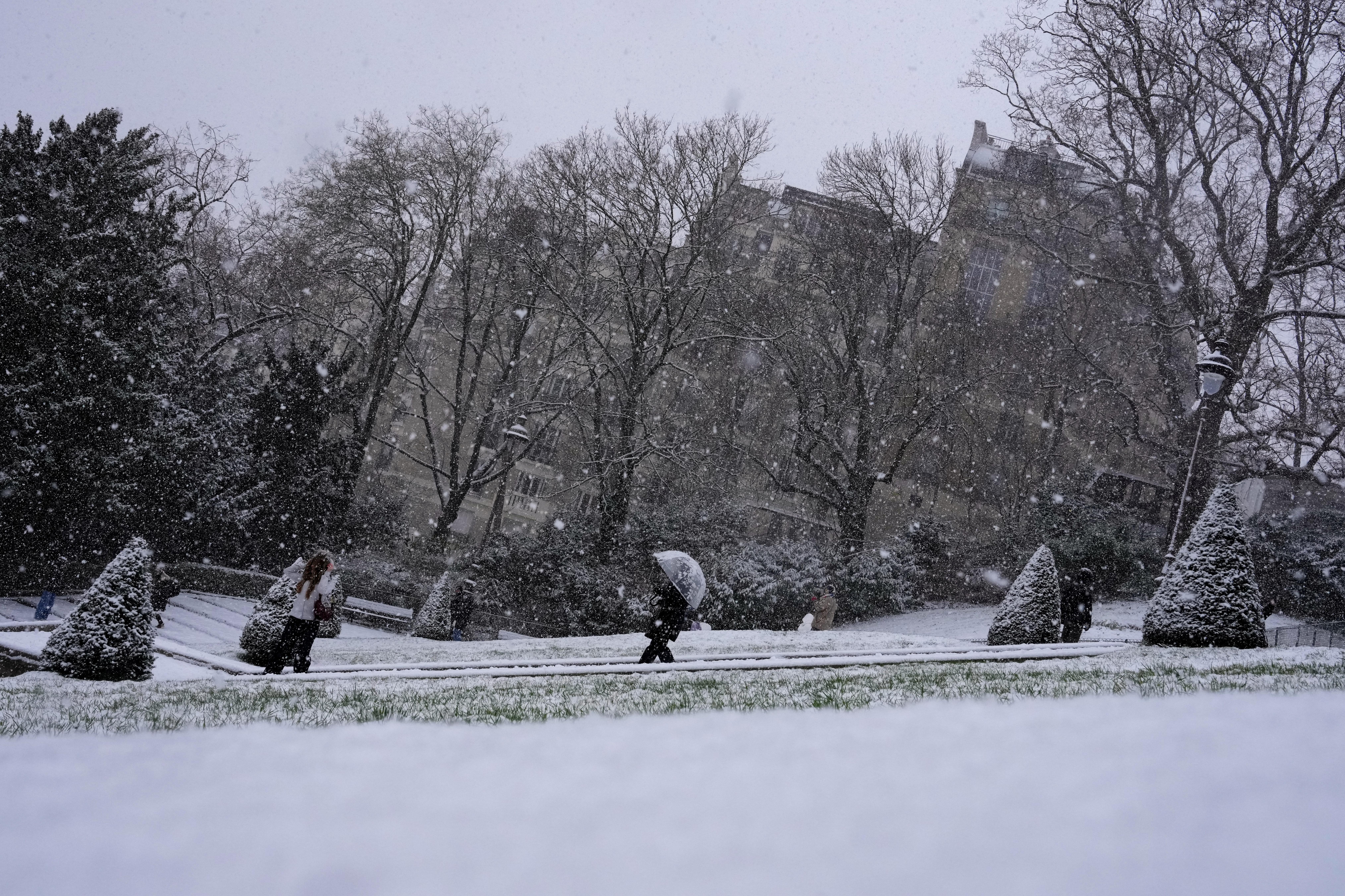 Fransa ve Bosna Hersek'te kar yağışı 6 can aldı