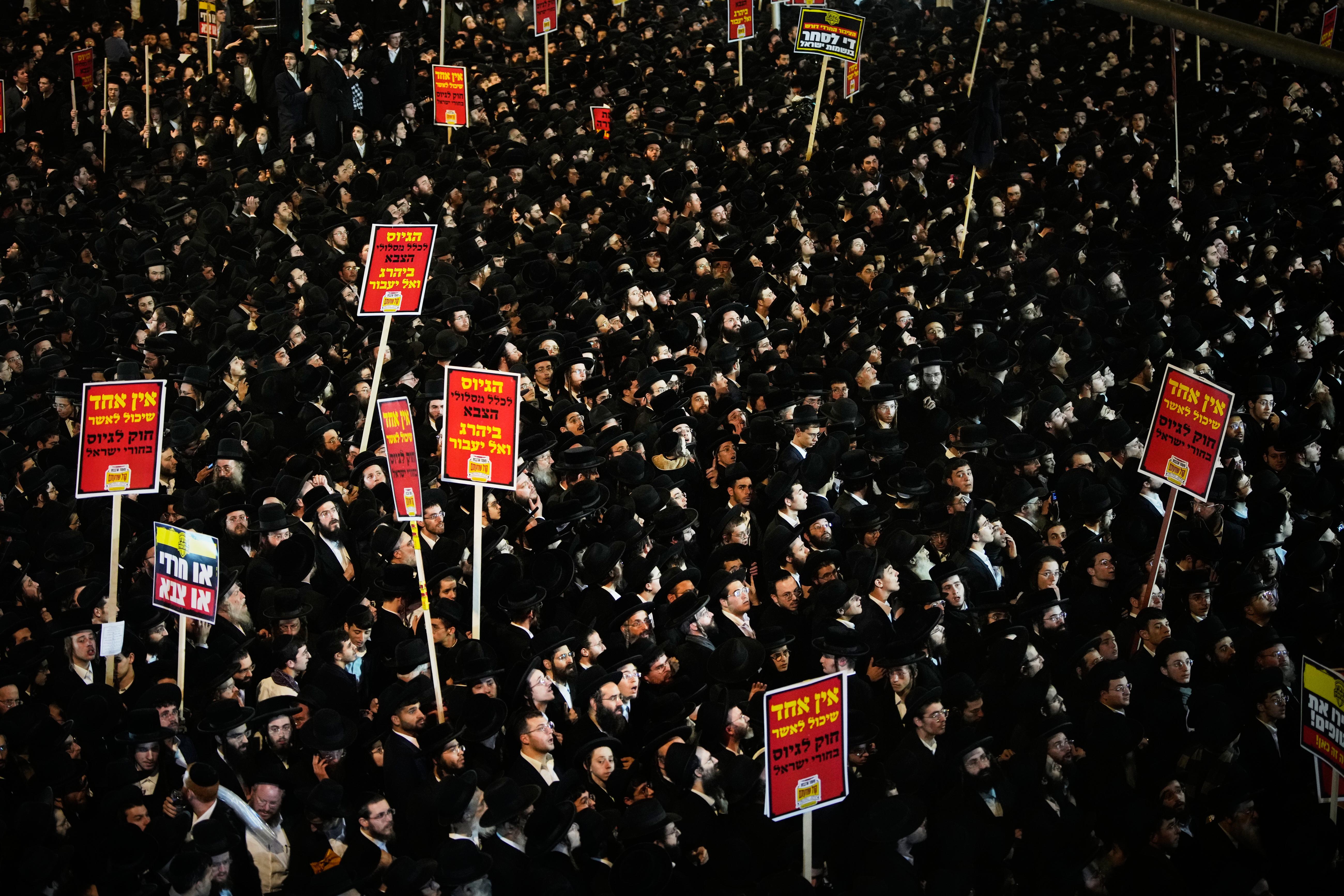 İsrail protestolarında tansiyon yükseldi... Otobüs kalabalığın arasına daldı