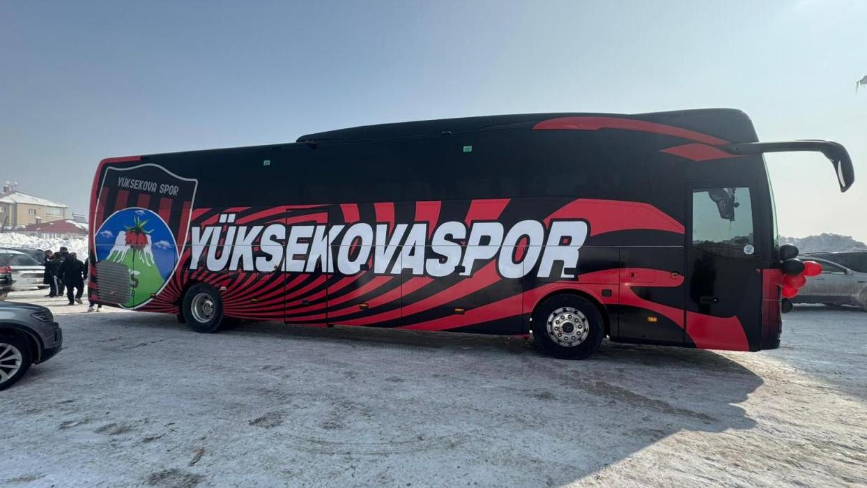 Cumhurbaşkanı Erdoğan'dan Kadın Futbol Takımı'na otobüs hediyesi