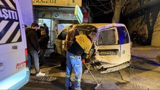 Kontrolden çıkan kamyonet 5 araca çarptı