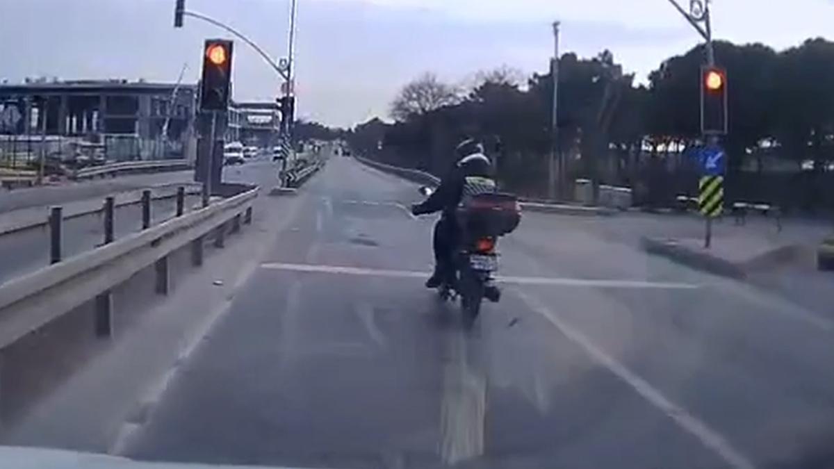 Motosikletli trafikte dehşeti yaşattı: Kırmızı ışık dinlemedi, aynasını kırdı