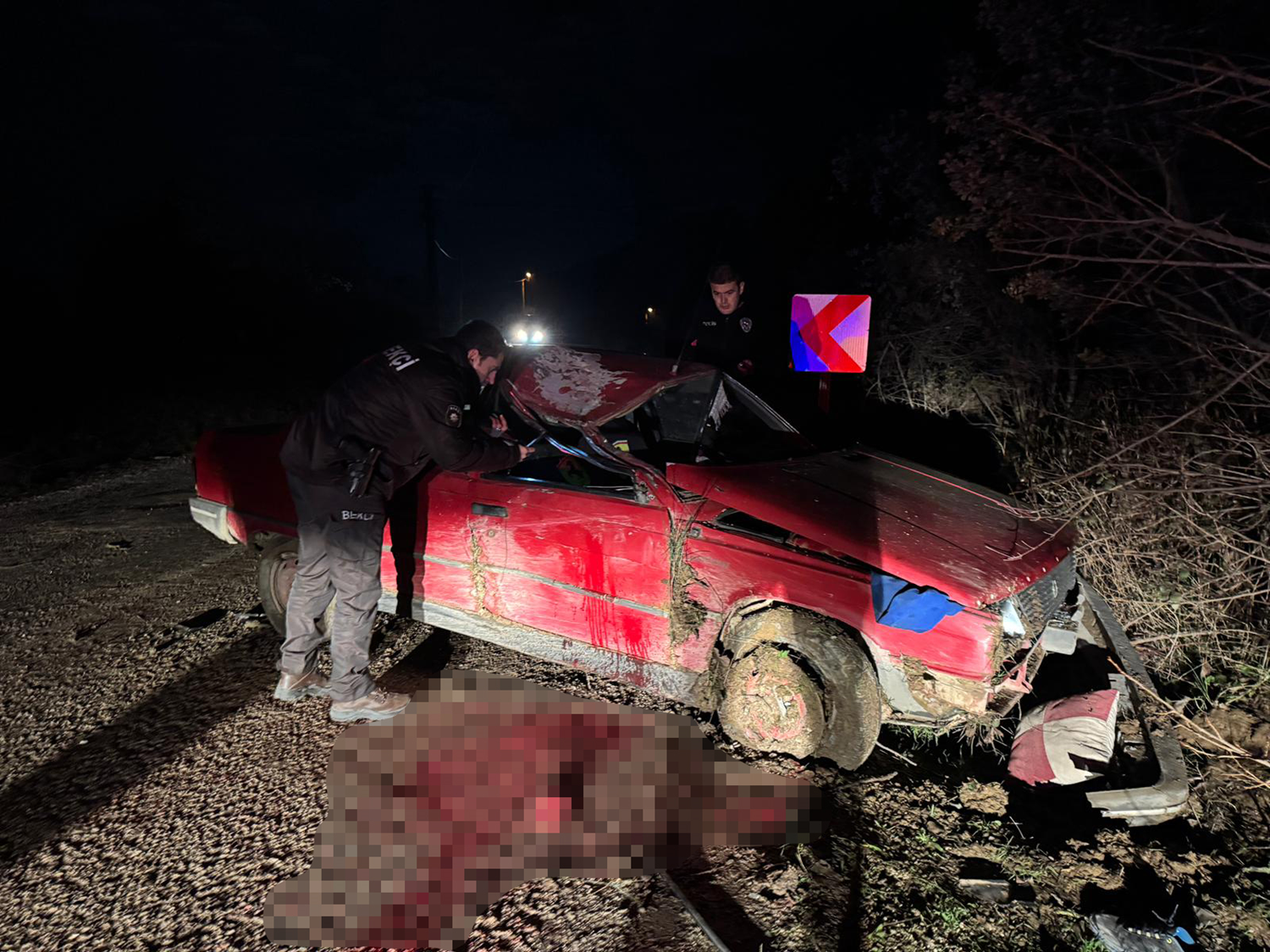 Sakarya'da ağaca çarpan otomobildeki 3 kişi yaralandı