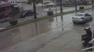 Feci kaza kamerada! Kontrolden çıktı, bahçeye uçtu