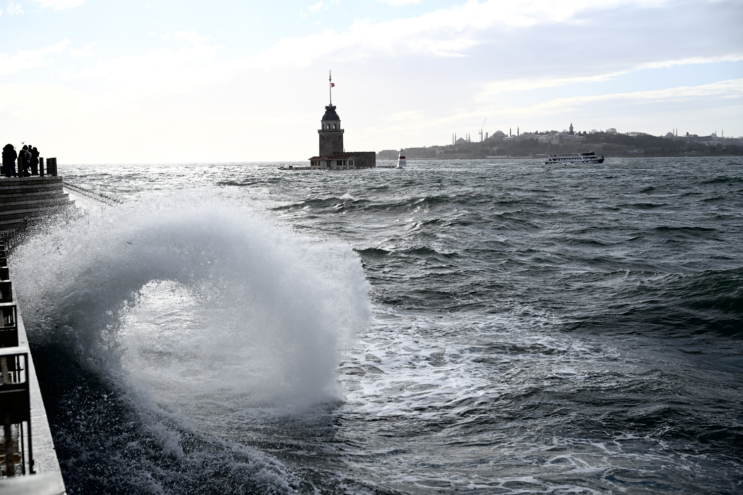 İstanbul'da etkili olan şiddetli yağış ve fırtına hayatı olumsuz etkiledi