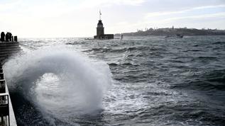İstanbul'da etkili olan şiddetli yağış ve fırtına hayatı olumsuz etkiledi