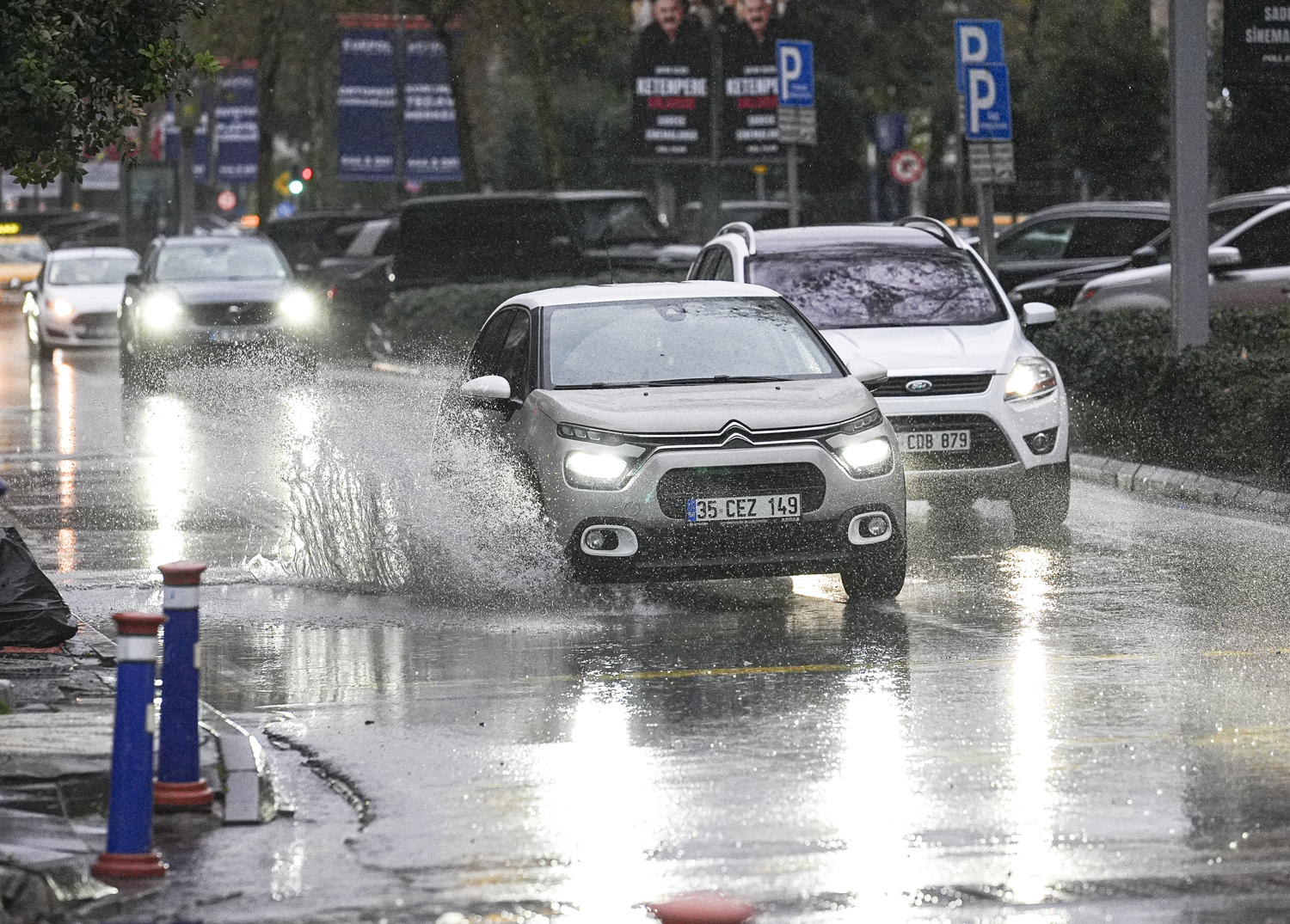 İzmir'de sağanak ve fırtına alarmı!