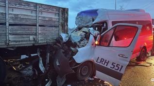 Kocaeli'de kamyon ile servis minibüsünün çarpıştığı kazada 7 kişi yaralandı