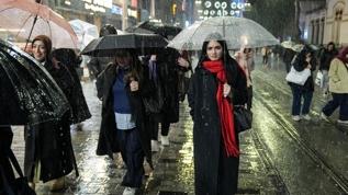 İstanbul'da sağanak yağış hayatı felç etti! Ev ve iş yerleri sular altında kaldı