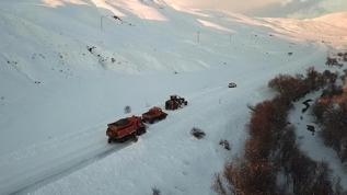 "Kar kaplanları" kesintisiz ulaşım için 7/24 çalışıyor! Dronla görüntülendi