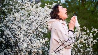 Burnunu tıkayıp hapşırmayı bastıran adam hastaneye kaldırıldı