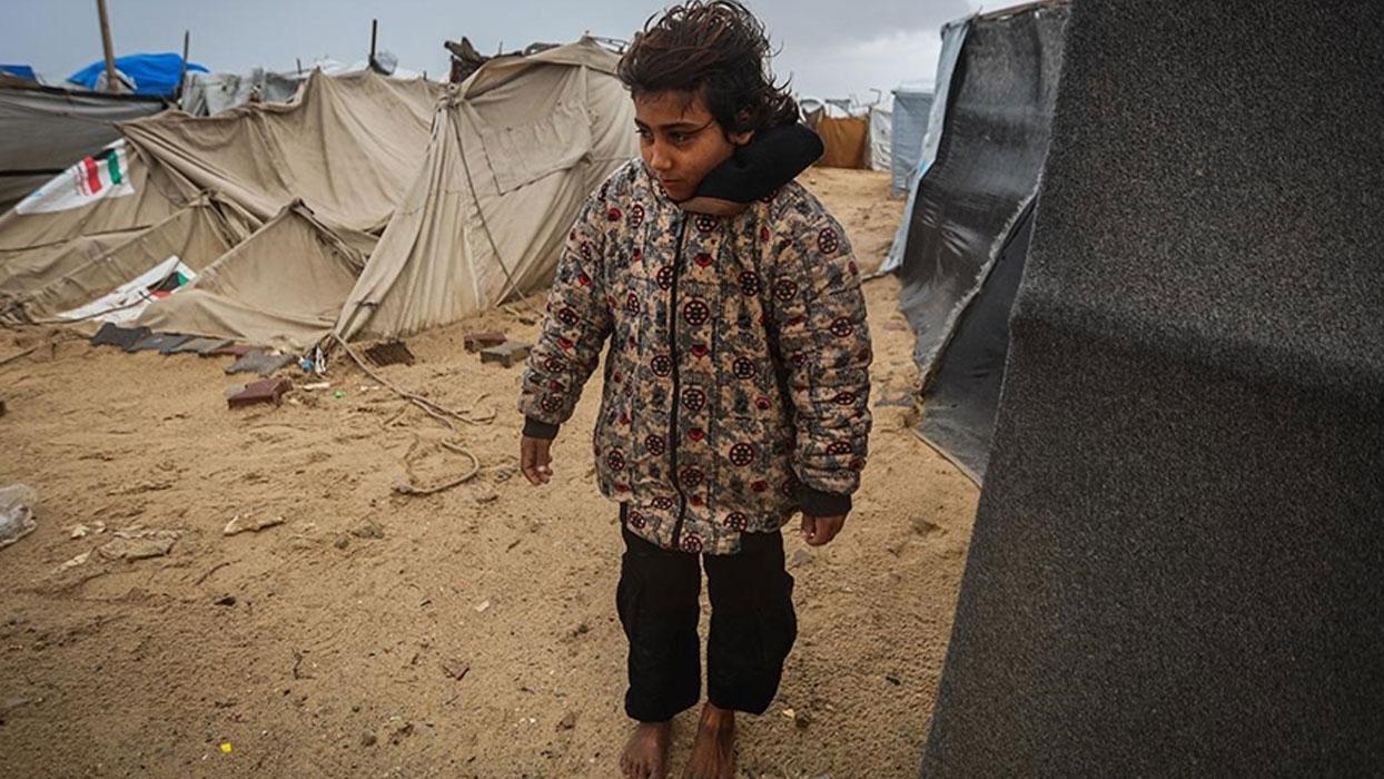 Gazze'de bugün 21'i çocuk 24 Filistinli soğuktan hayatını kaybetti