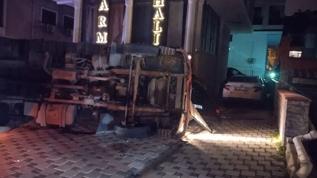 Park halindeki otomobilin üstüne devrildi