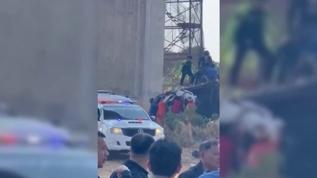 Tayland'da vinç trenin üzerine düştü: 22 ölü