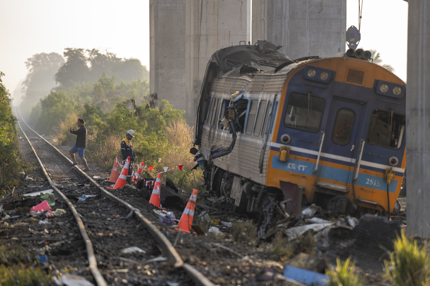 Tayland'da üzerine inşaat vinci düşen trenin devrilmesi sonucu 32 kişi öldü, 64 kişi yaralandı