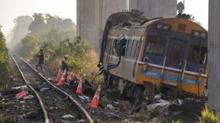 Tayland'da üzerine inşaat vinci düşen trenin devrilmesi sonucu 32 kişi öldü, 64 kişi yaralandı