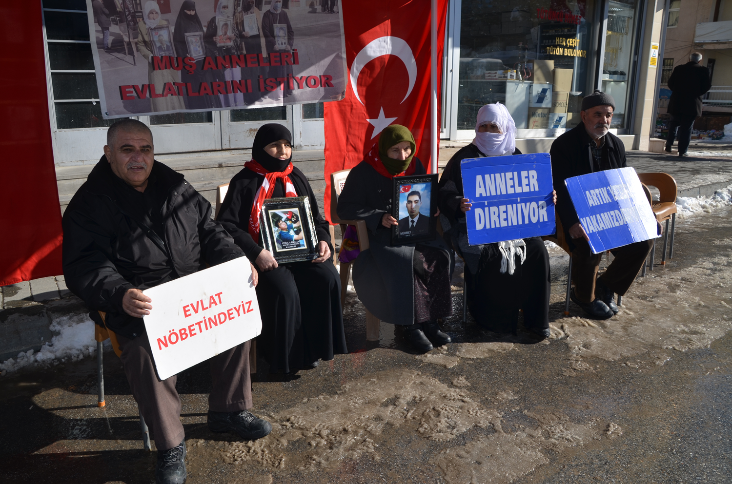 DEM Parti önünde evlat nöbeti: Yıllardır süren hasret son bulsun