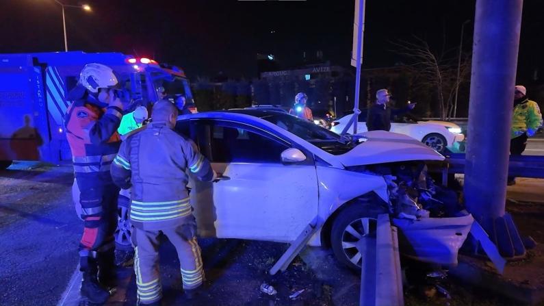 Ümraniye'de alkollü sürücünün kullandığı otomobil bariyerlere saplandı: 2 yaralı