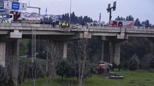 İzmir'de kaza yapan tır viyadükten uçtu: 3 kişi yaralandı