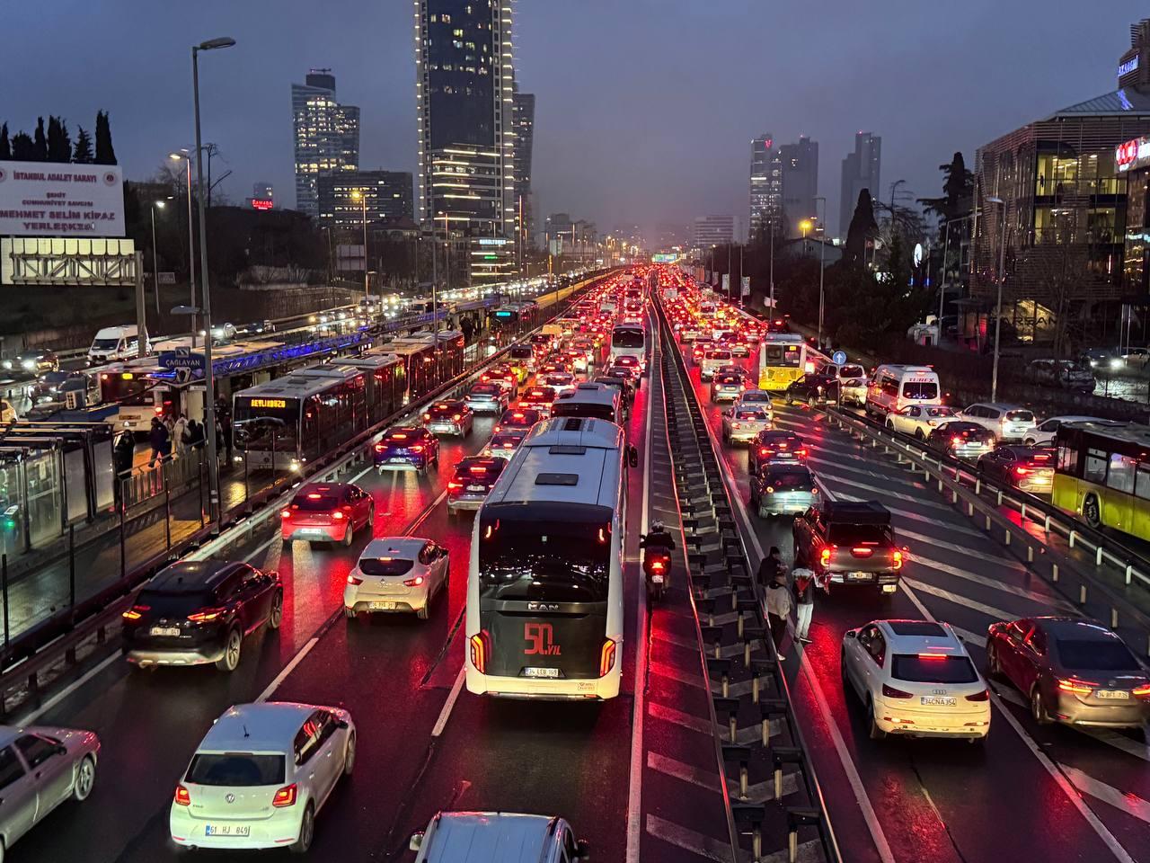 Köprüler, TEM ve D-100 kilit! İşte İstanbul trafiğinde son durum