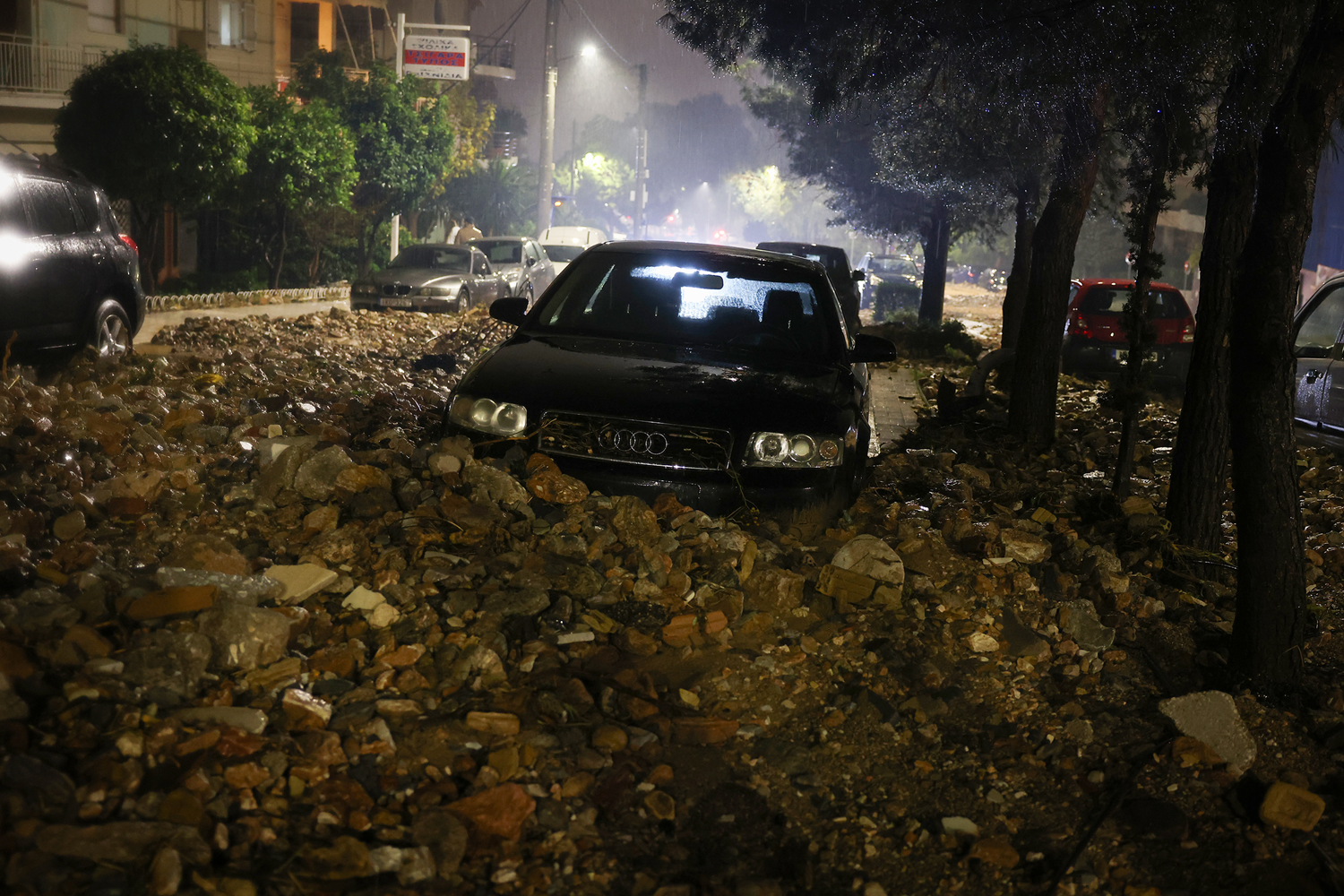 Yunanistan'da olumsuz hava koşulları nedeniyle 2 kişi hayatını kaybetti