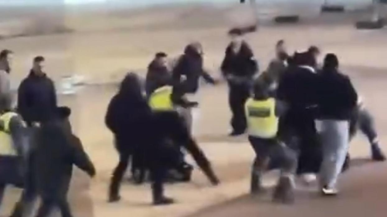 İsveç'te skandal! YPG yandaşları Filistin bayraklı gence saldırdı