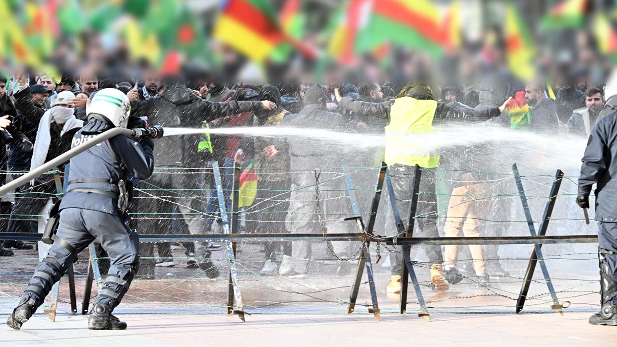 Terör destekçileri Avrupa'yı birbirine kattı: Paçavra açıp polisle çatıştılar