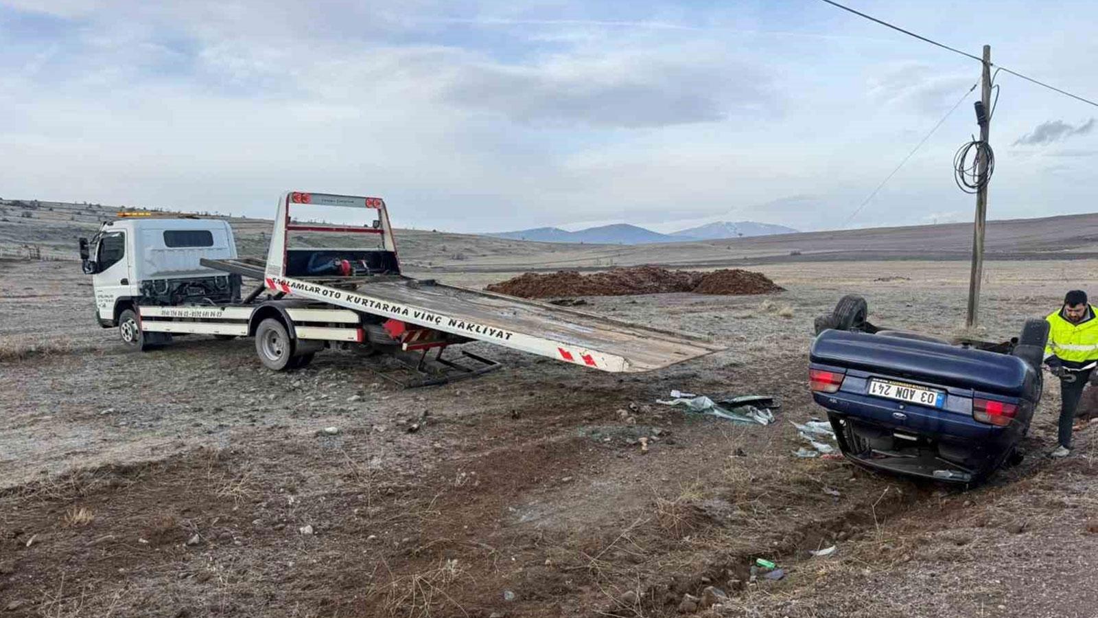 Afyonkarahisar'da şarampole devrilen otomobilde 2 kişi yaralandı