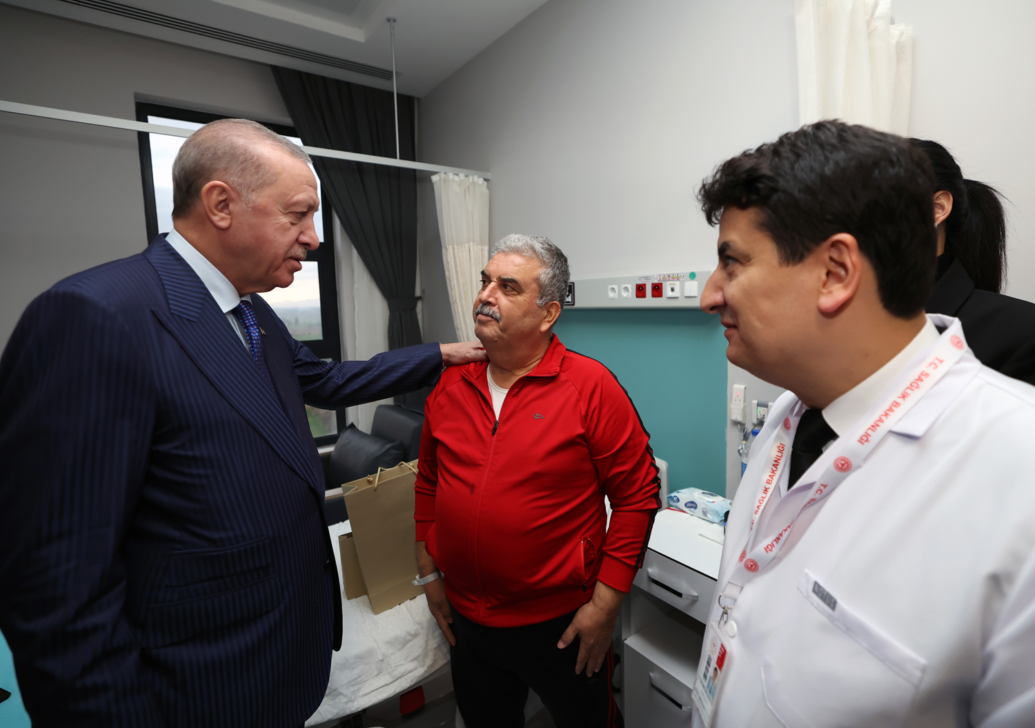 Aydın Şehir Hastanesi'nde incelemelerde bulunan Cumhurbaşkanı Erdoğan hastalarla sohbet etti
