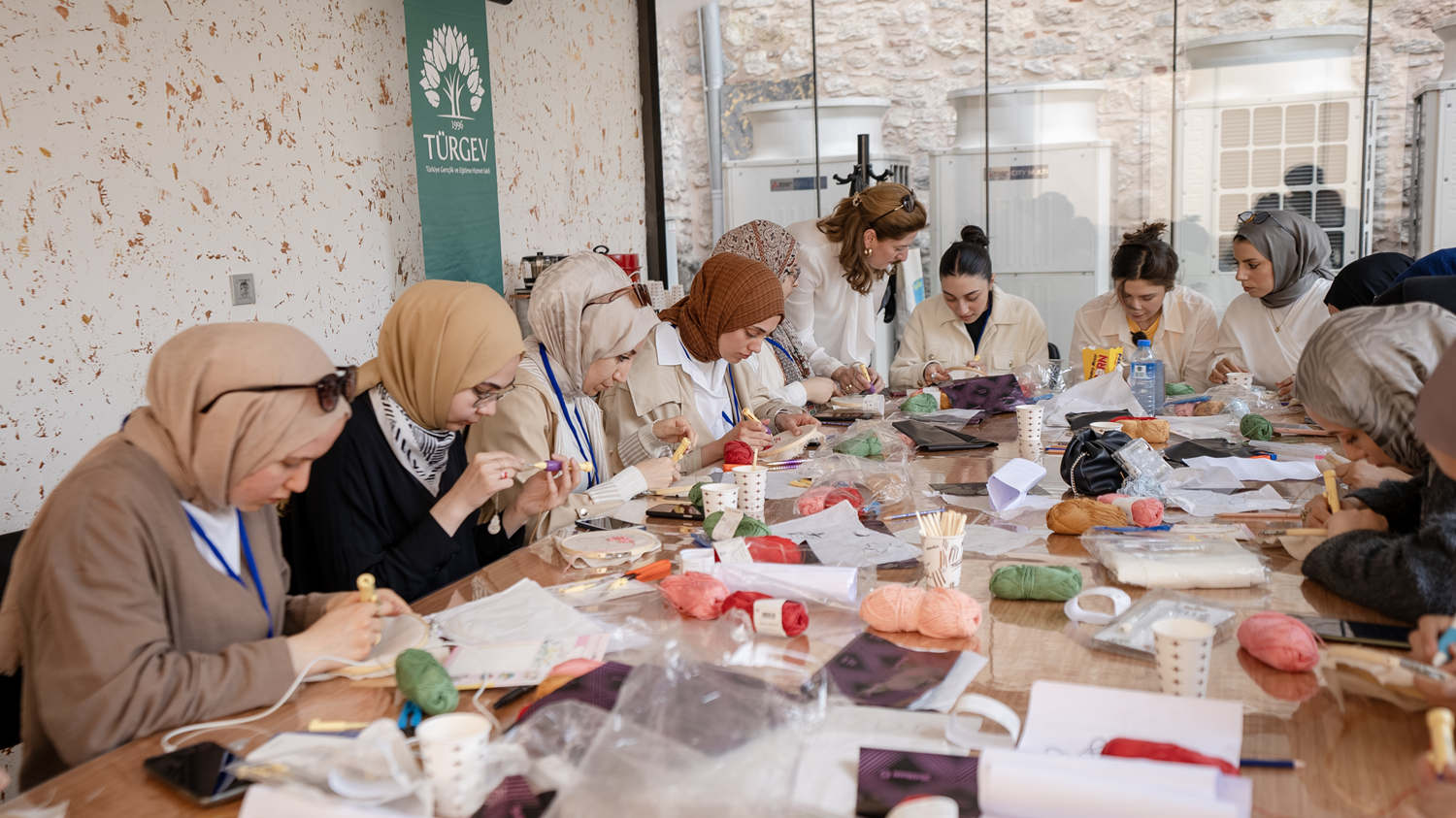 Dijital kuşatmaya karşı hamle: TÜRGEV genç kızlar için sahada