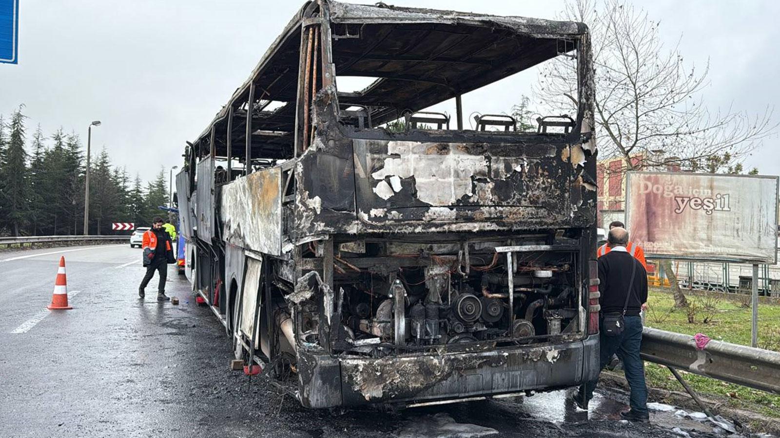 İstanbul yönünde trafik durdu! Yolcu otobüsü küle döndü