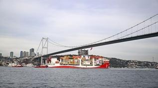 Ultra derin deniz sondaj gemisi "Yıldırım" İstanbul Boğazı'ndan geçti