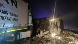 Yolcu otobüsü, tır, kamyon ve otomobil... Sivas'ta zincirleme trafik kazası: 8 yaralı