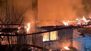 2 katlı evde yangın: Kullanılamaz hale geldi