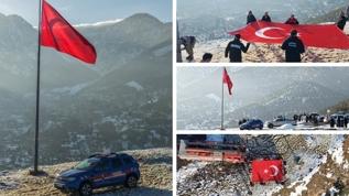 Amanos Dağları'nın eteklerindeki yıpranan Türk bayrağı değiştirildi