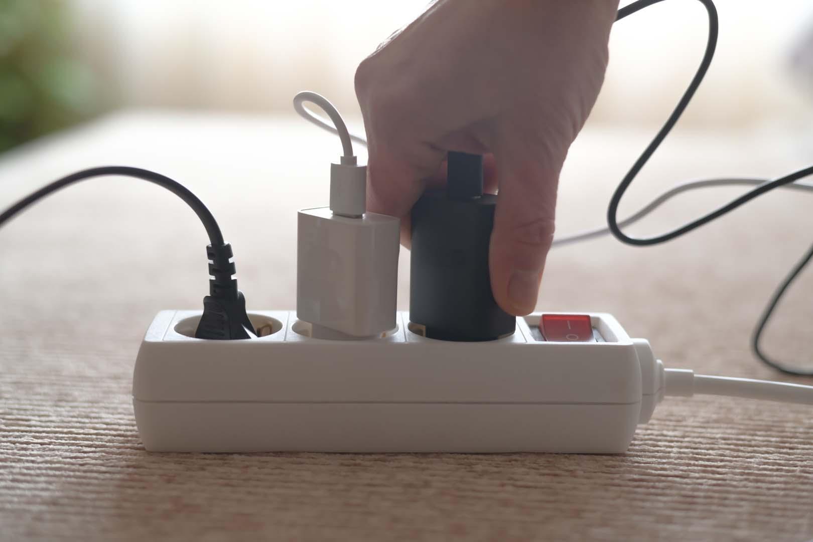 Elektrikçilerden kritik uyarı! Fişini çekmeniz gereken 7 eşya