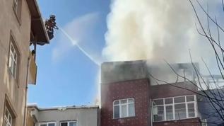 Esenler'de korkutan yangın: Alevler çatıyı sardı