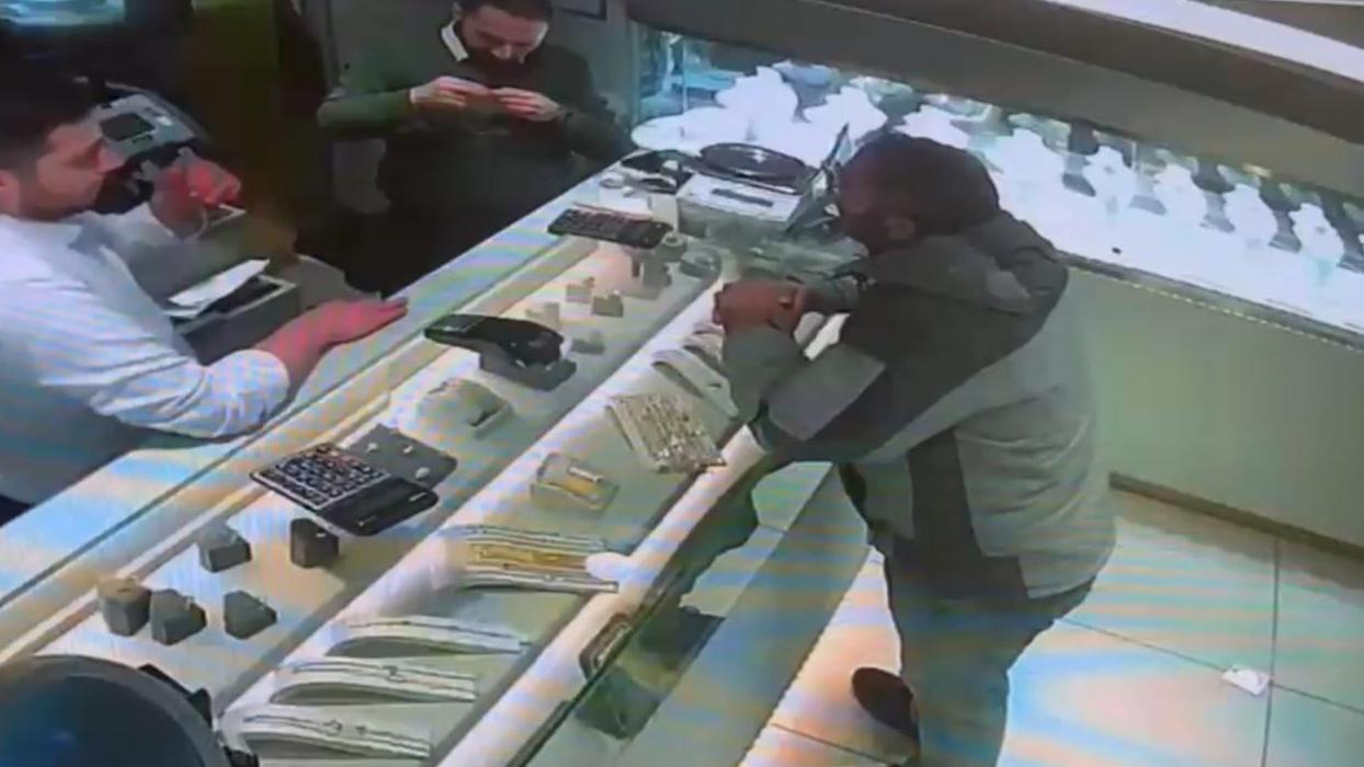 Sahte altın kolyeyle kuyumcuyu dolandırdı! Gerçek Kapalıçarşı'da ortaya çıktı