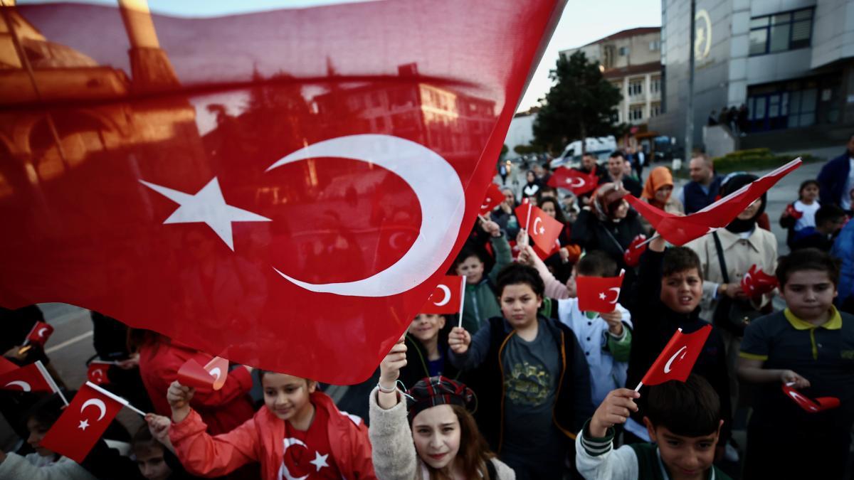 81 ile yazı gönderildi! İlk ders 'Bayrak Sevgisi'