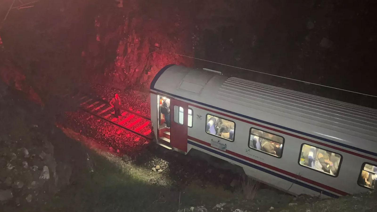 Balıkesir'de korkutan heyelan... Yolcu treni raydan çıktı