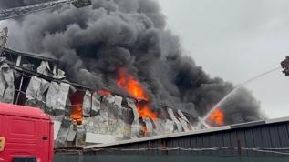 İş yeri alevlere teslim oldu: Ataşehir'de korkutan yangın