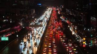 Megakentte trafik kilit: Araçlar güçlükle ilerledi