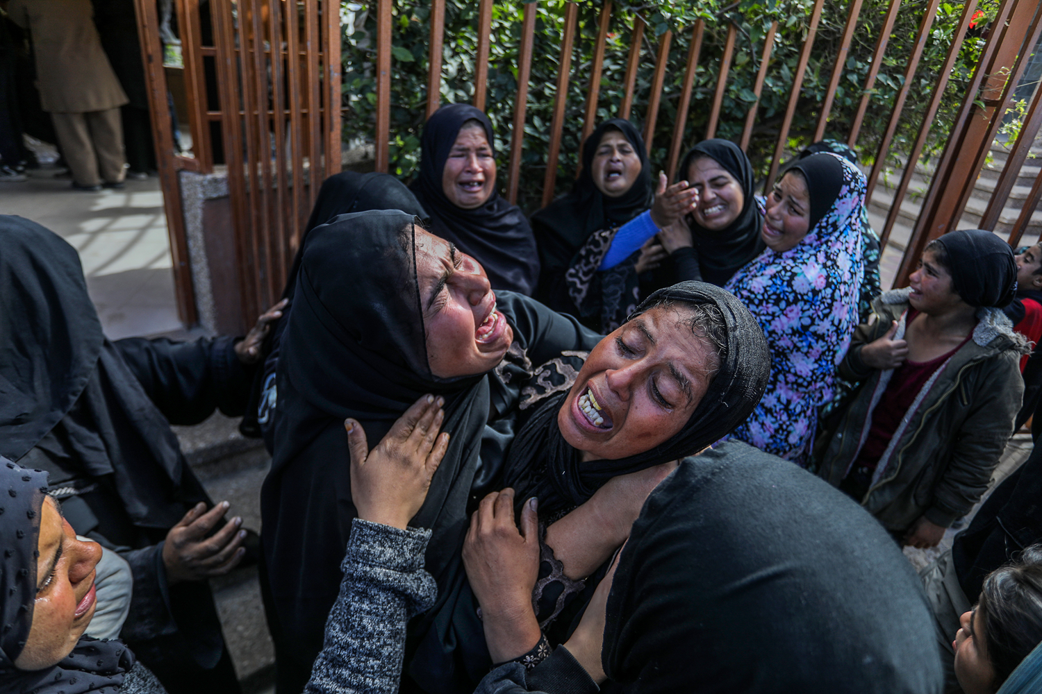 Soykırımcı İsrail bir Filistinli aileyi daha katletti