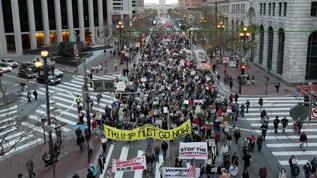 ABD'de güvenlik güçlerinin müdahaleleri öfkeyi sokağa taşırarak kitlesel protestolara dönüştürüyor