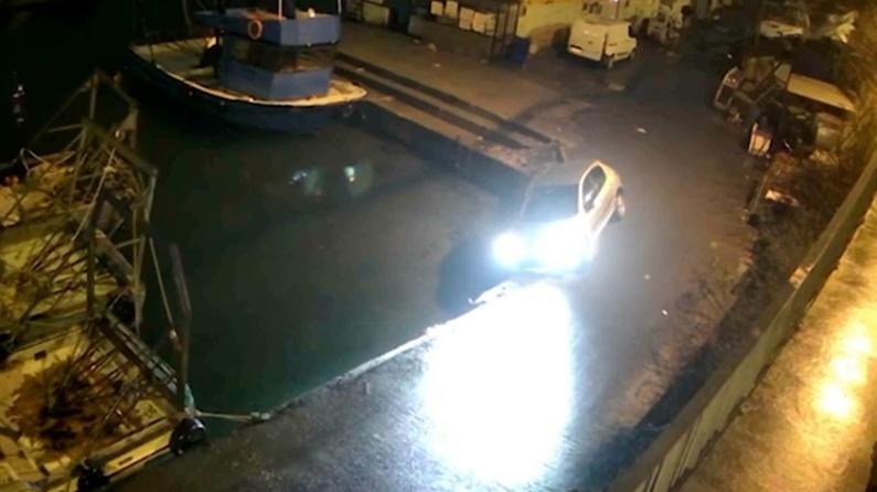 Sarıyer'de bir araç mendirekte asılı kaldı! O anlar kamerada