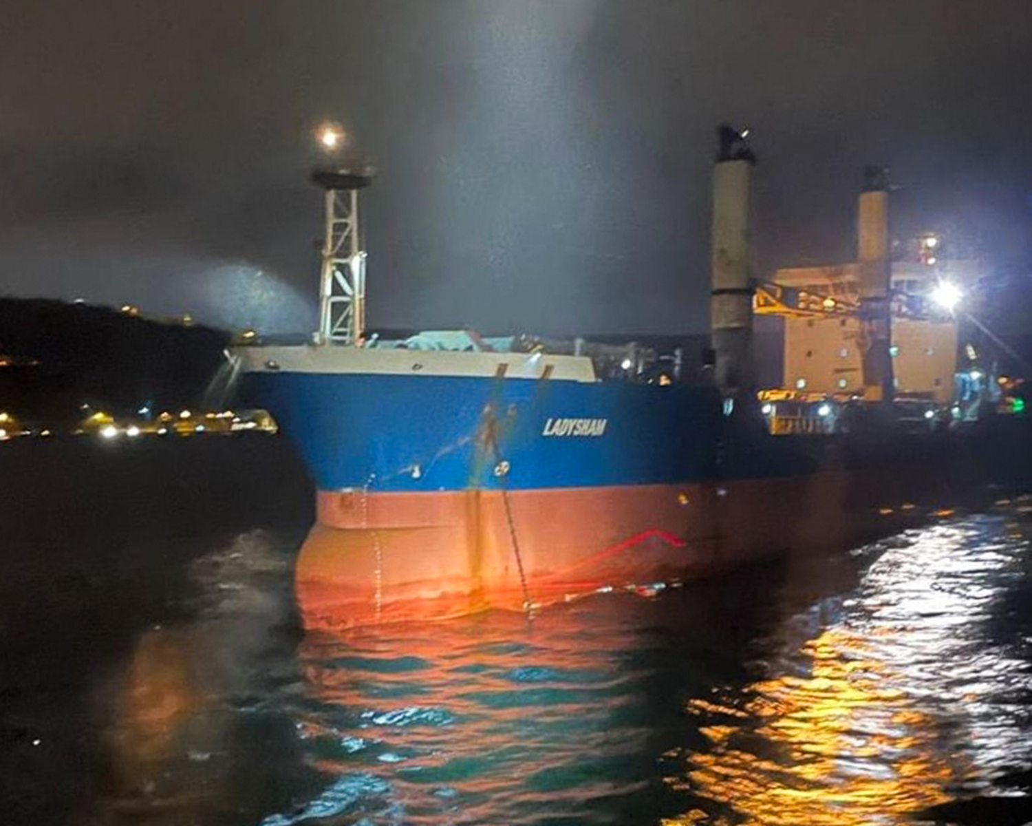 İstanbul Boğazı'nda arızalanıp sürüklenen kuru yük gemisi kurtarıldı