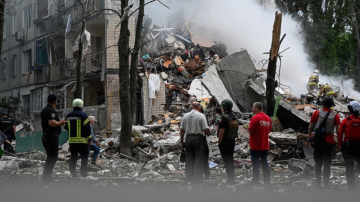 Kiev'de gece yarısı hava saldırıları başladı