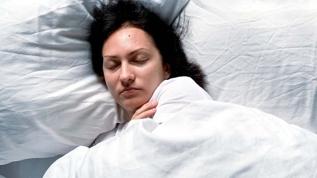 Bu hastalığı olanlar mutlaka yastıksız uyumalı