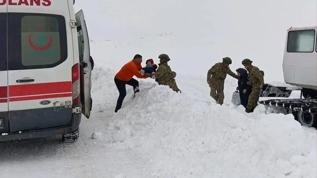 Kars'ta karda kalan hasta çocuklar için Mehmetçik ve ekipler seferber oldu